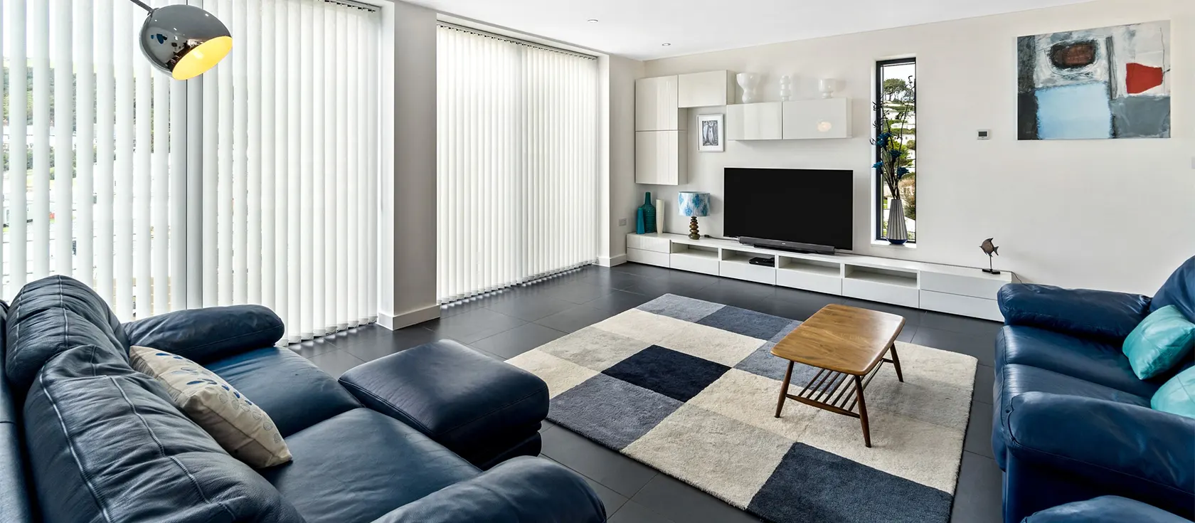 1 Beachdown, Challaborough is a three bedroom, two bathroom luxury beach house with furnished deck, roof terrace & stunning sea views. Luxuriously appointed and fully equipped it has an open living room & gourmet kitchen with island. Walk 150m to beach.