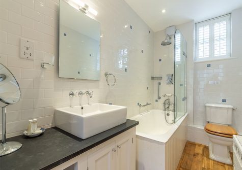 The bathroom at 1 Cranfield, Polzeath