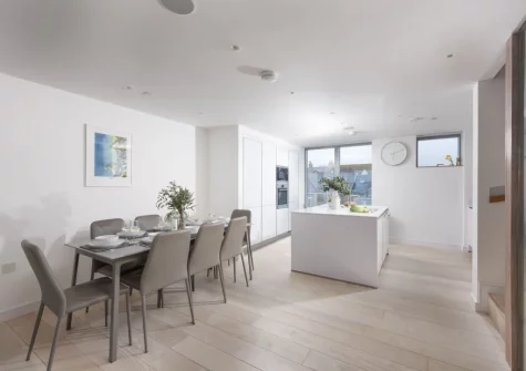 The kitchen & dining area at 1 Island Reach, Newquay