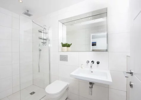 Bedroom #1 en-suite shower room at 1 Island Reach, Newquay