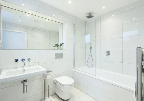 Bedroom #3 en-suite bathroom at 1 Island Reach, Newquay