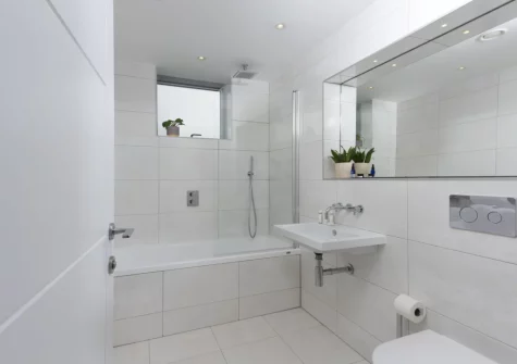 The second floor bathroom at 1 Island Reach, Newquay