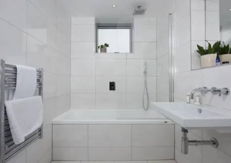The second floor bathroom at 1 Island Reach, Newquay
