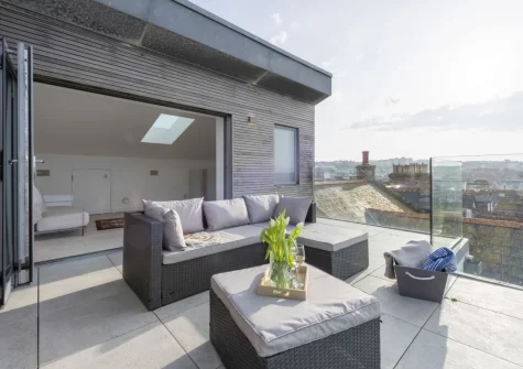 The balcony & outdoor sitting area at 1 Island Reach, Newquay