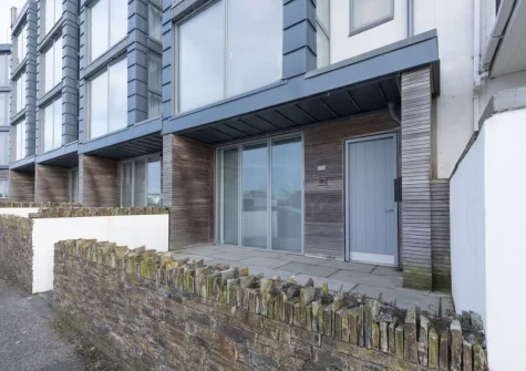 Set across four thoughtfully designed floors, 1 Island Reach is a luxurious holiday home just steps away from Newquay's pristine beaches