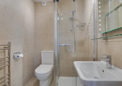 Bedroom #1 en-suite shower room at 1 Pentyre House, Padstow