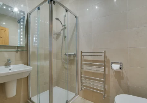 Bedroom #2 en-suite shower room at 1 Pentyre House, Padstow