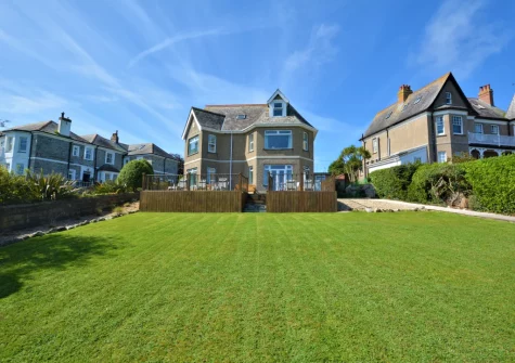 The shared front garden at 1 Pentyre House, Padstow