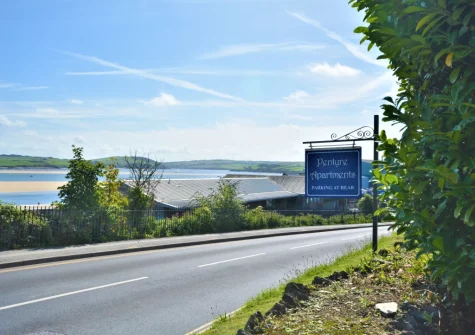 1 Pentyre House is an attractive apartment on the ground floor of a grand Victorian house in the bustling fishing town of Padstow