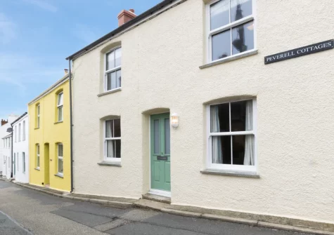 1 Peverell Cottages is is set in a historic part of Porthleven, within easy reach of the harbour and a choice of great places to eat & drink