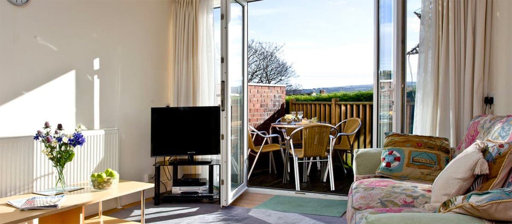 1 Roundham Heights is a spacious three bedroom apartment that overlooks Goodrington park. The property boasts fantastic sea views, which can be enjoyed from the living area and the apartment's small patio, which comes complete with table and chairs.