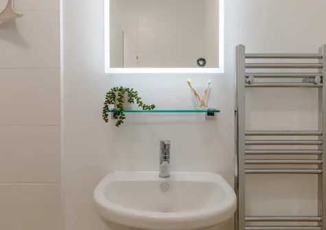 The shower room at 1 Seabirds House, St Ives