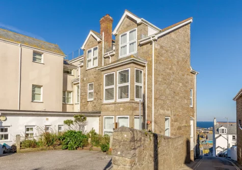 1 Seabirds House is a lovely apartment set inside a grand house in the heart of St Ives