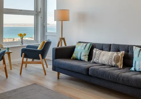 1 Seabirds House, St Ives is an elegant 2-bedroom apartment featuring stunning sea views and a fabulous private terrace. Perfectly positioned in the heart of this enchanting artistic coastal town, it offers easy access to sandy beaches.