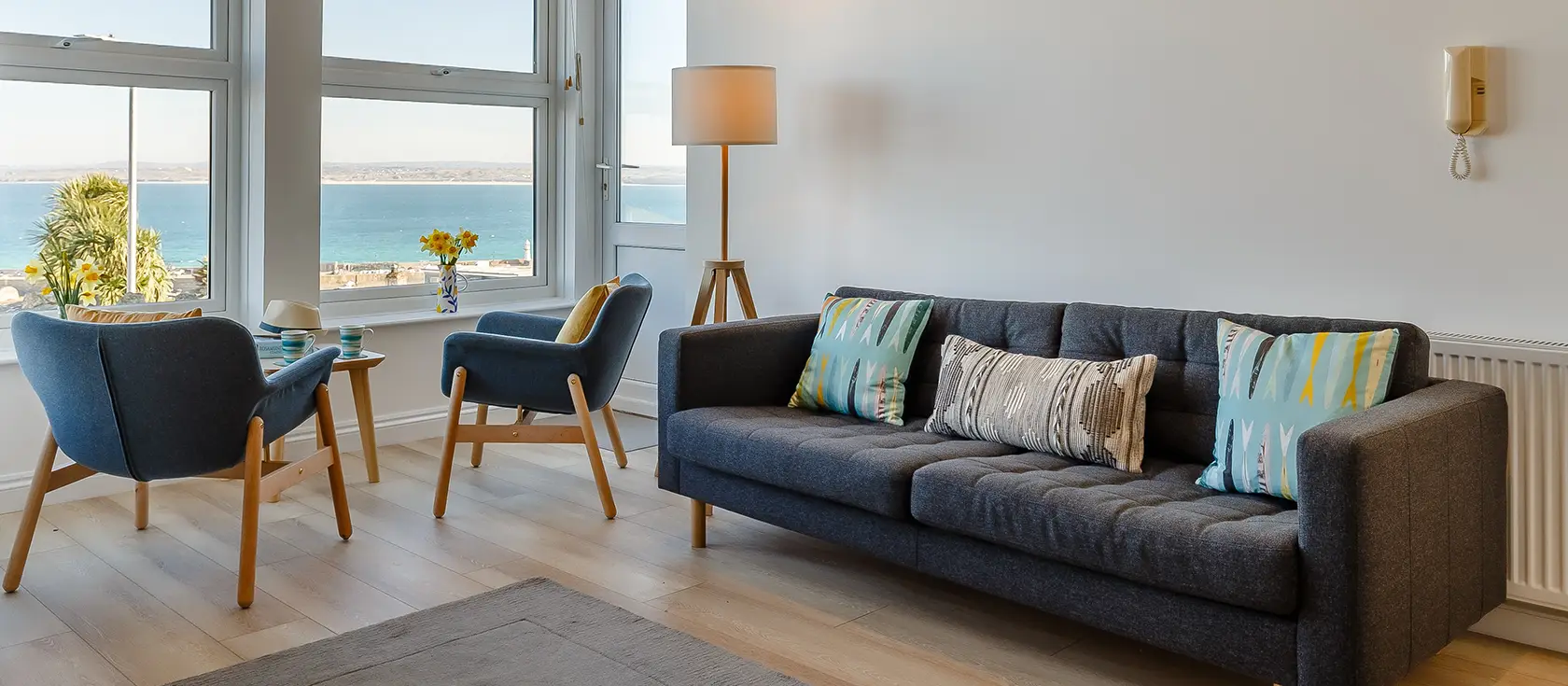 1 Seabirds House, St Ives is an elegant 2-bedroom apartment featuring stunning sea views and a fabulous private terrace. Perfectly positioned in the heart of this enchanting artistic coastal town, it offers easy access to sandy beaches.