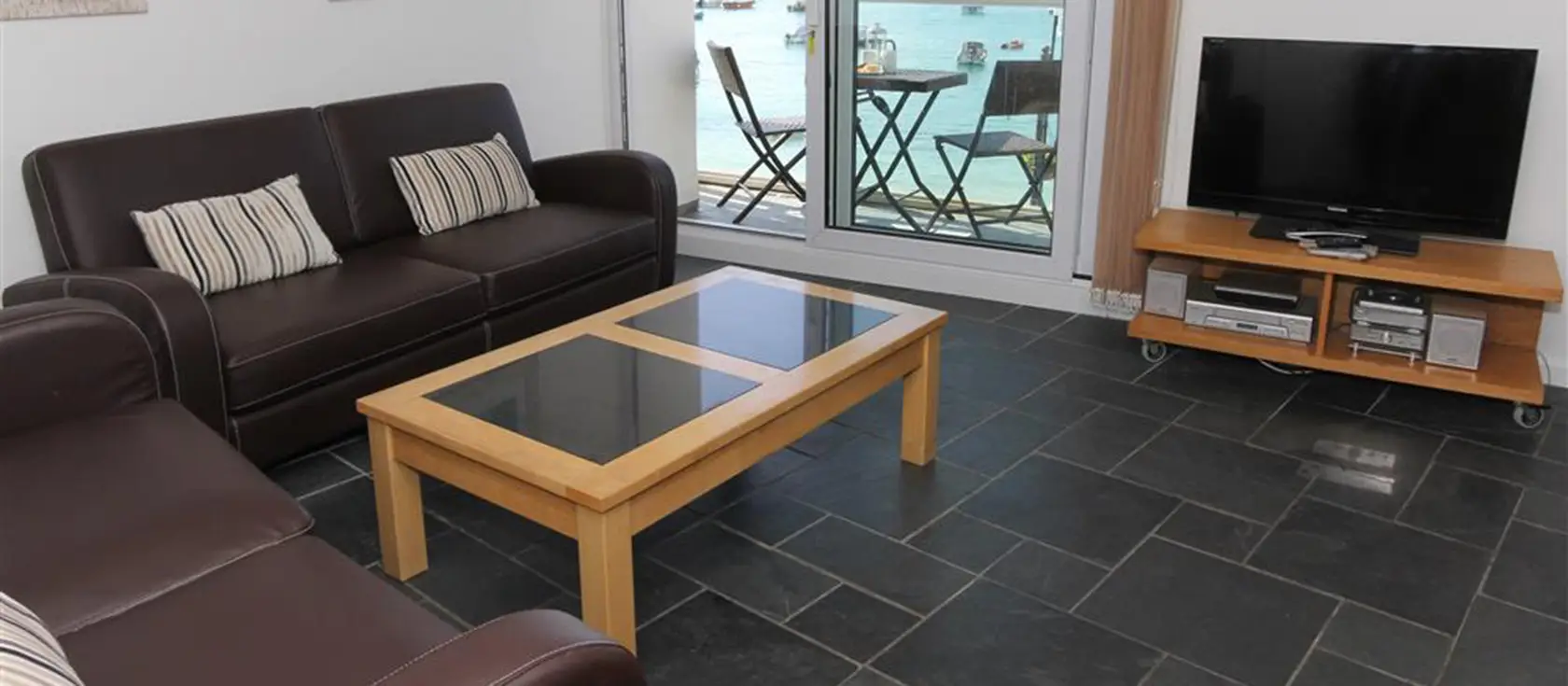 1 White Hart House, St Ives is a stylish first-floor apartment in prime position by the harbour. With stunning sea views, a private balcony, and artistic attractions on the doorstep, it's perfect for culture-seeking couples & beach-loving families.
