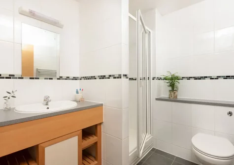 Bedroom #1 en-suite at 10 Bredon Court, Newquay