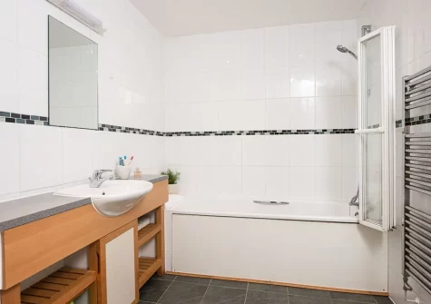 The bathroom at 10 Bredon Court, Newquay
