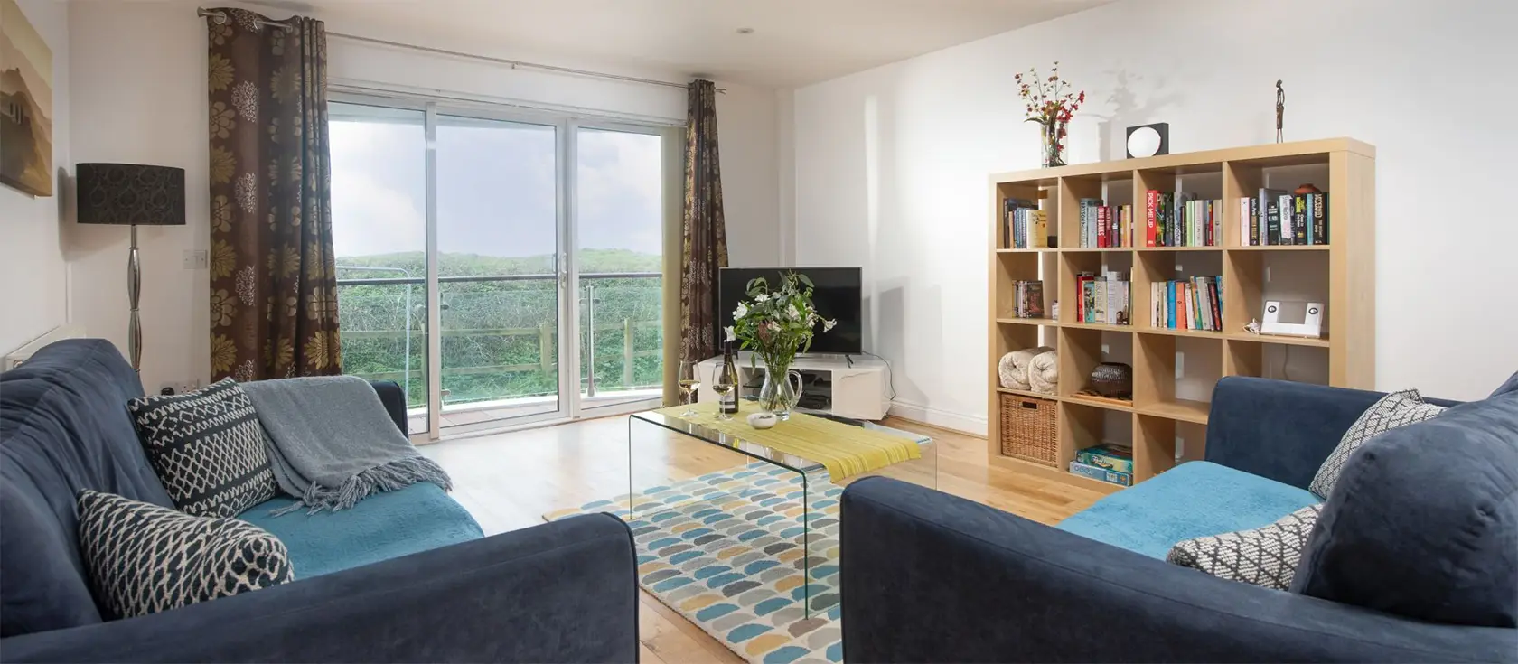10 Bredon Court, Newquay is a stylish 2-bedroom apartment overlooking Newquay Golf Course and Fistral Beach. With modern amenities, a balcony offering stunning views, and access to beaches and attractions, it's perfect for a memorable Cornish escape.