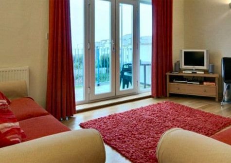 10 Far Horizons combines luxury accommodation with amazing sea views over the Pentire Headland and out to sea. The apartment has an open plan living area with double doors that open onto a large balcony offering views across the bay.