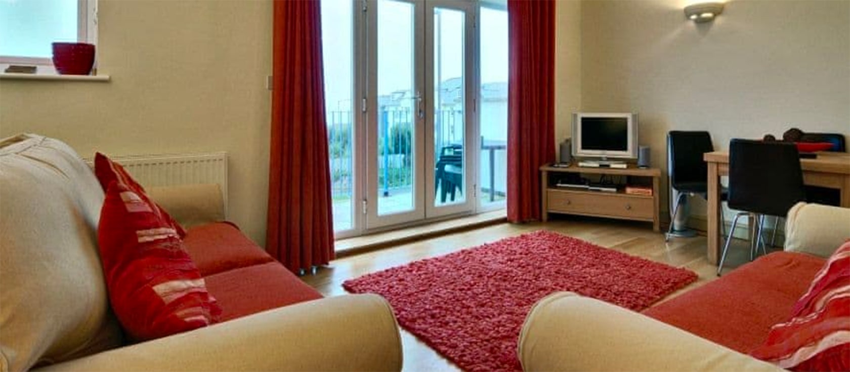 10 Far Horizons combines luxury accommodation with amazing sea views over the Pentire Headland and out to sea. The apartment has an open plan living area with double doors that open onto a large balcony offering views across the bay.