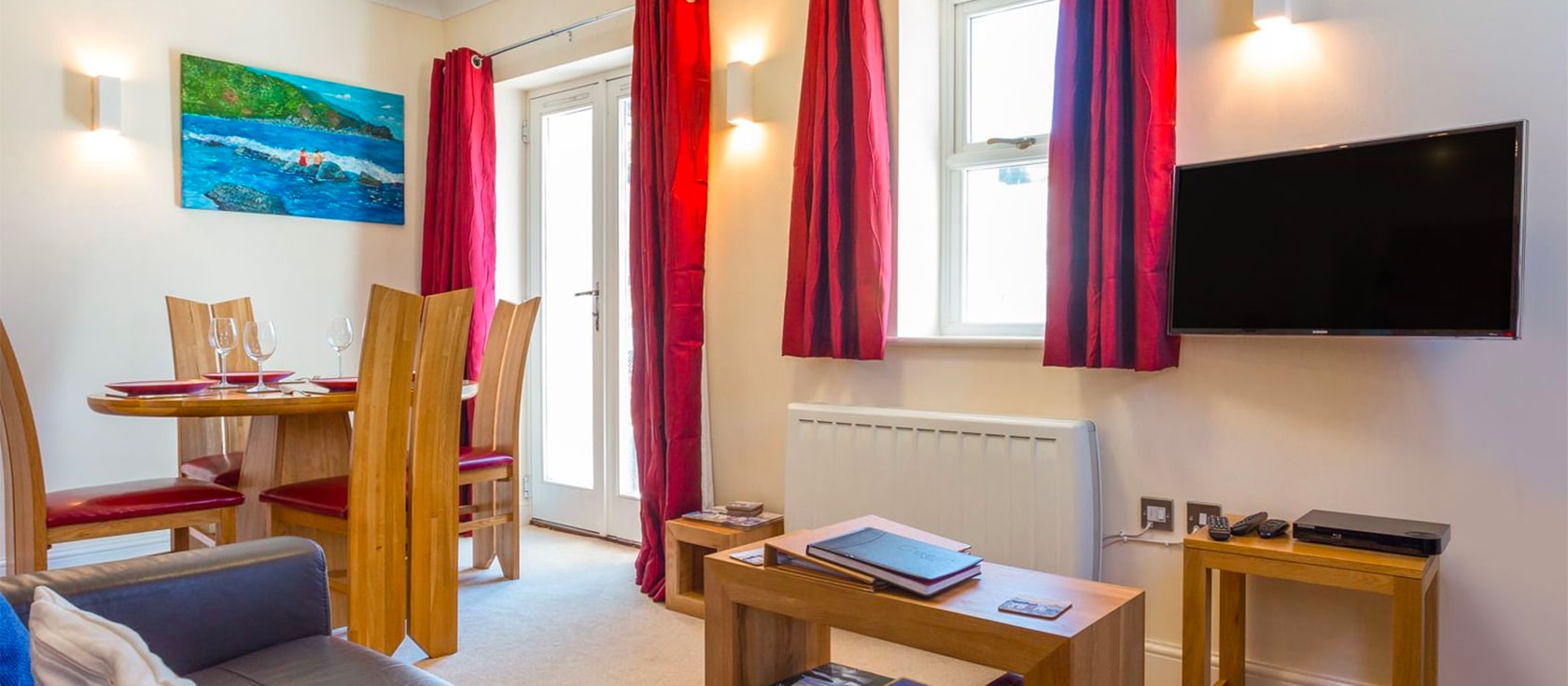 Located on the upper floors of a converted town building, 10 Jubilee Court is in the heart of Lynton's shops and cafés. It has three bedrooms to sleep six, off-road parking and a sitting room with Juliet balcony offering rooftop views of Lynton.