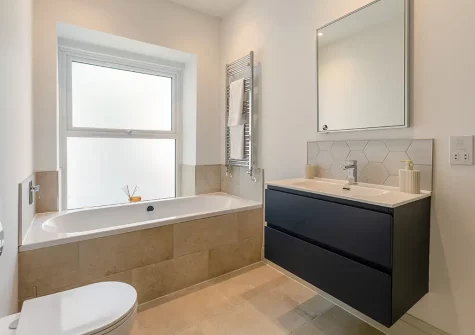 Bedroom #1 en-suite bathroom at 10 Park Avenue, St Ives
