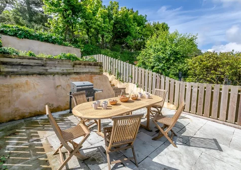 The patio, barbecue & alfresco dining area at 10 Park Avenue, St Ives