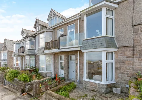 10 Park Avenue is an elegant St Ives townhouse with spectacular views over the town towards the sea