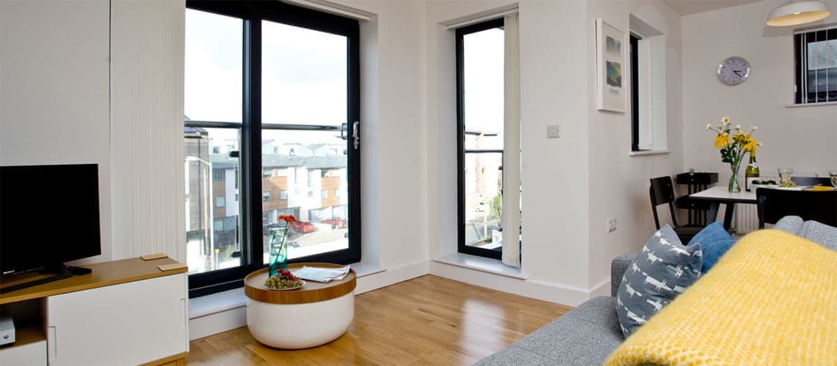 10 Seaquest, Newquay is a luxury one bedroom, one bathroom apartment with a sofa bed to accommodate four guests. Modern and bright is has spacious open-plan living, luxury kitchen, off-road parking & balcony with rooftop views. Walk to beaches.