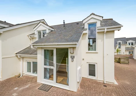10 The Watermark is a stylishly decorated reverse-level holiday home, set on a private headland with direct access onto Porth Beach