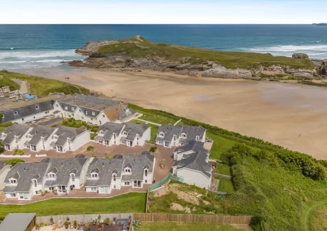 10 The Watermark is a stylishly decorated reverse-level holiday home with direct access onto Porth Beach & South West Coast Path