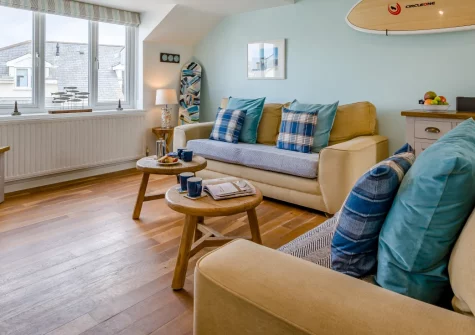 10 The Watermark, Newquay is a stylish reverse-level retreat on a private headland with direct access to Porth Beach, featuring a sea-view balcony, contemporary coastal interiors, and the South West Coast Path right on the doorstep.