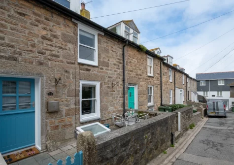 11 Burrow Road is a sympathetically renovated fisherman's cottage, retaining much of the cottage's past combined with contemporary furnishings
