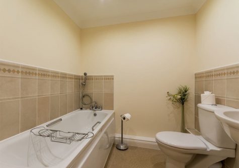The bathroom at 13 Great Cliff, Dawlish