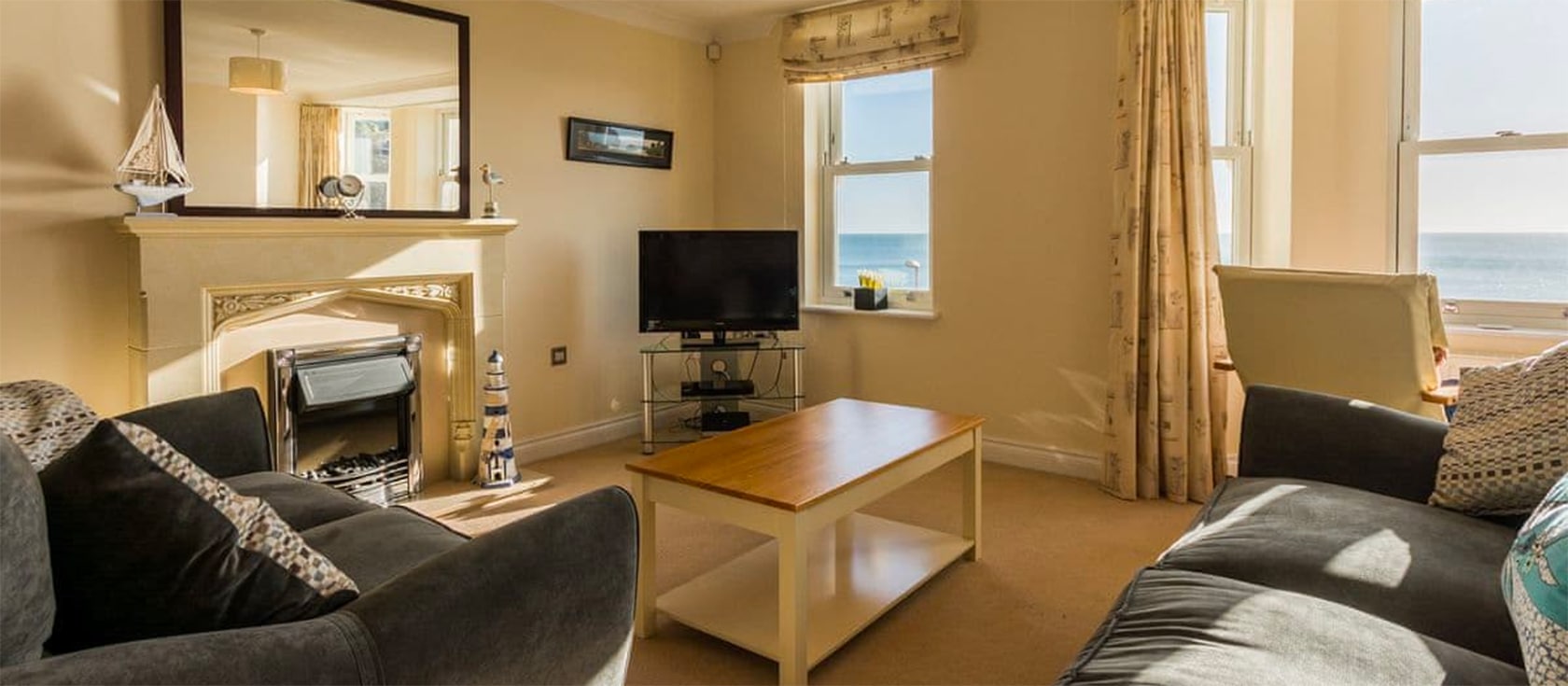 13 Great Cliff is a well appointed second floor apartment with sweeping sea views across Dawlish beach. The apartment is beautifully decorated throughout and has a spacious airy feel with prints of local artwork completing the decor.