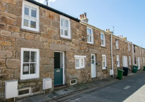 17 Carncrows Street is a spacious & beautifully updated Grade II-listed former fisherman's cottage