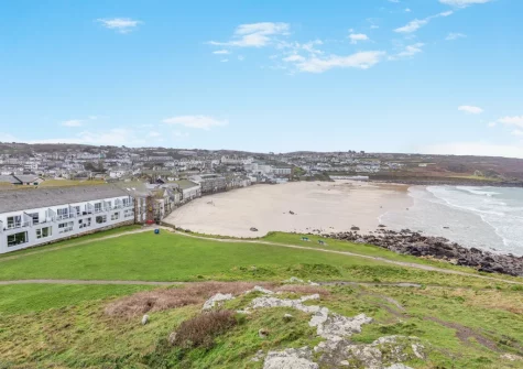 18 St Nicholas Court is located between two scenic, sandy beaches ‚Äì Porthmeor and Porthgwidden where you can sunbathe, build sandcastles & take in the views