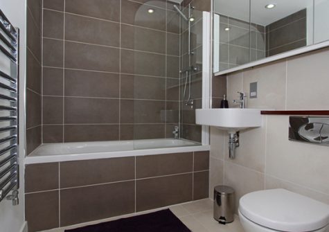 The main bathroom @ 18 Zenith, Newquay