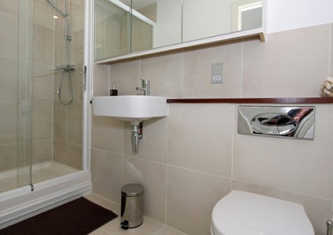 En-suite to bedroom #1 @ 18 Zenith, Newquay