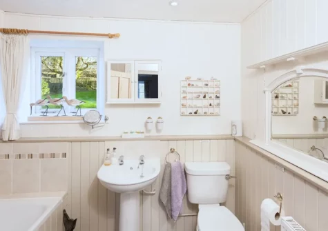 The bathroom at 2 Bittadon Cottages, Bittadon
