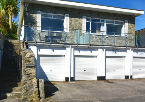 2 Clearwater is a cosy one-bedroom apartment on the Porthminster side of St Ives with views across the bay towards Godrevy Lighthouse