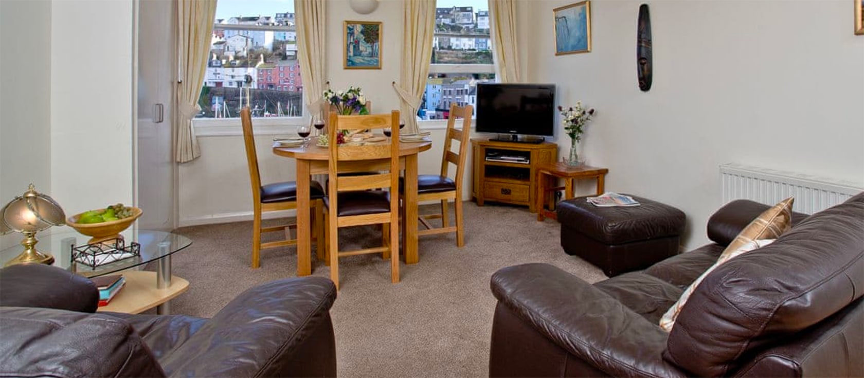 2 Fisherman's Loft is a beautiful apartment located in an enviable location directly on Brixham harbour. It is the ideal place to enjoy the atmosphere of this historic fishing town with the convenience of a central location.