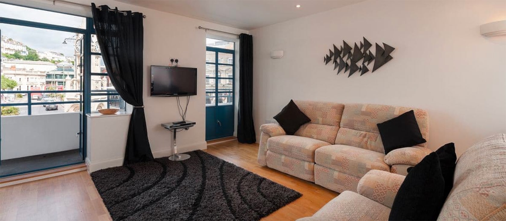 2 Queens Quay is a 4-star rated luxury apartment in an Art Deco building on Torquay harbour, close to shops and beach. It has two bedrooms, balcony with sea views, luxury kitchen with granite worktops, state-of-art lighting and parking permit.