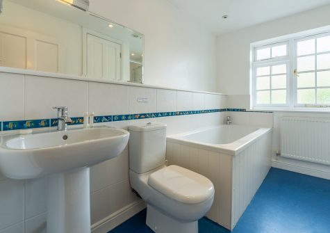 The bathroom at 2 The Fish Cellars, Port Quin