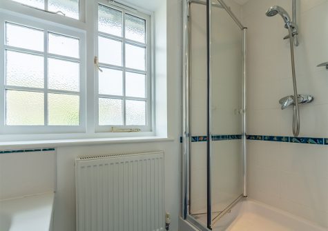 The bathroom at 2 The Fish Cellars, Port Quin