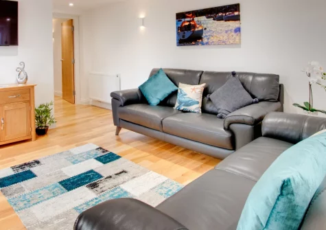 2 The Sail Loft, Dartmouth is a sleek ground-floor apartment in the heart of this historic harbour town, featuring contemporary interiors with Smart TVs in both bedrooms, marble tiling throughout, and the sought-after convenience of parking.