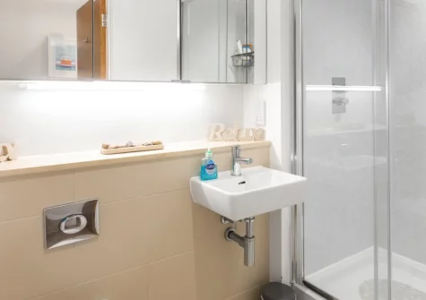 Bedroom ¬£1 en-suite shower room at 22 Horizon View, Westward Ho!