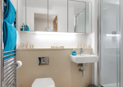 Bedroom ¬£1 en-suite shower room at 22 Horizon View, Westward Ho!