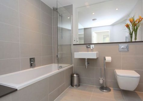 The main bathroom @ 23 Ocean Gate, Newquay